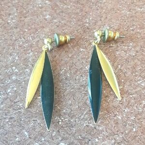 Elegant Black and Gold Tone Earrings